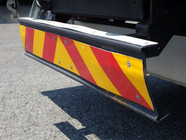 リヤステップにサビ・曲がりがあります。|UDトラックス クオン 2PG-CG5CAの写真44