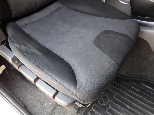 運転席座面にヘタリがあります。|UDトラックス クオン 2PG-CG5CAの写真45