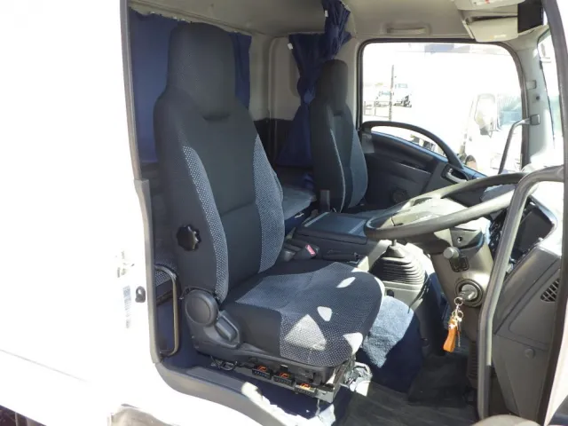 乗車定員は２名です。|いすゞ フォワード 2RG-FSR90S2の写真6