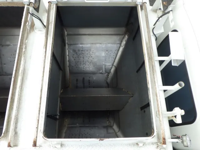 前方から１番目のタンク内部の状態です。|いすゞ フォワード 2RG-FSR90S2の写真9