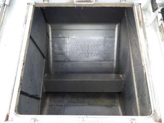 前方から２番目のタンク内部の状態です。|いすゞ フォワード 2RG-FSR90S2の写真10