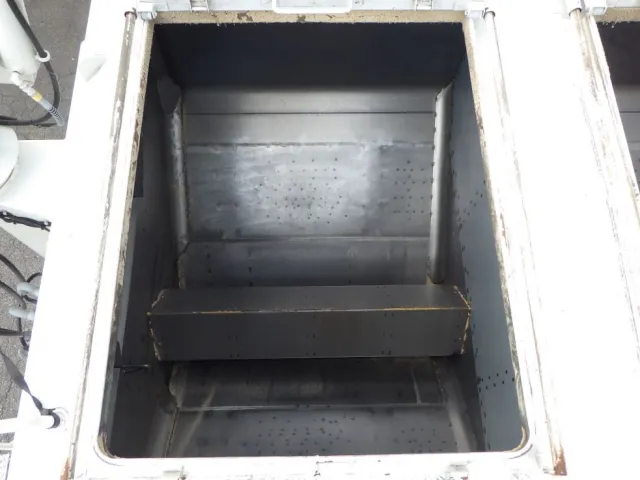 前方から３番目のタンク内部の状態です。|いすゞ フォワード 2RG-FSR90S2の写真11