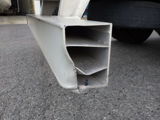 リヤバンパーの運転席側にキズ・ヘコミがあります。（カバーが欠損しています）|いすゞ フォワード 2RG-FSR90S2の写真32