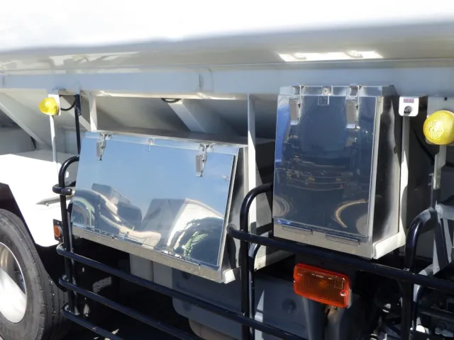 物入れはステンレス製です。|いすゞ フォワード 2RG-FSR90S2の写真34