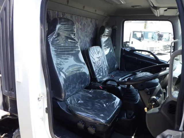 乗車定員は3名です。|日野 レンジャー TKG-FC9JEAA(2WD)の写真6