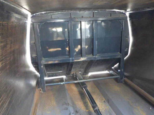 シリンダー及び排出板裏側の状態です。|日野 レンジャー TKG-FC9JEAA(2WD)の写真11