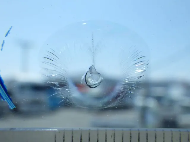 フロントガラスに飛び石キズがあります。|日野 レンジャー TKG-FC9JEAA(2WD)の写真16