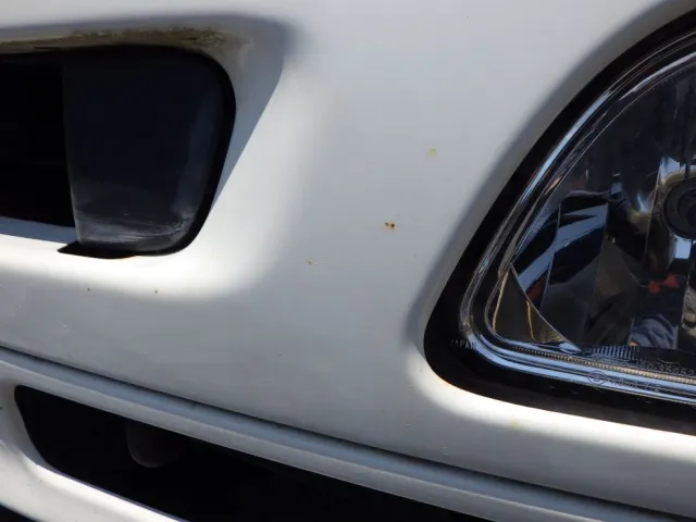 フロントバンパーに飛び石キズがあります。|日野 レンジャー TKG-FC9JEAA(2WD)の写真25