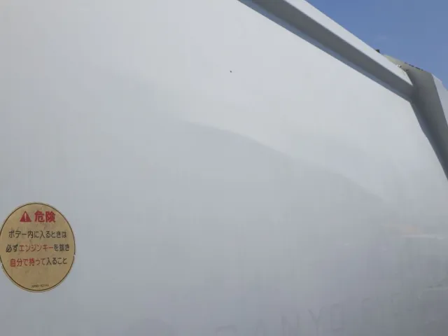 ボディーの両サイドに凸があります。|日野 レンジャー TKG-FC9JEAA(2WD)の写真26