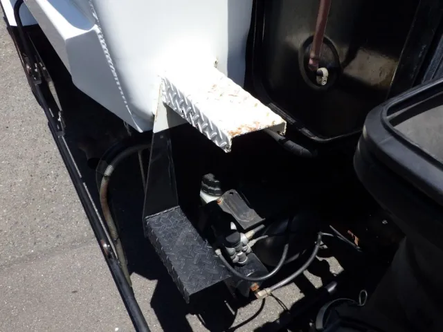 足場にサビがあります。|日野 レンジャー TKG-FC9JEAA(2WD)の写真31