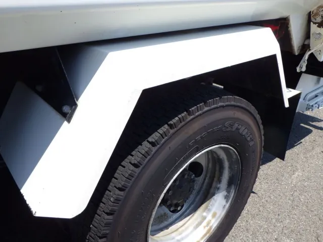 リヤフェンダーに塗装跡があります。|日野 レンジャー TKG-FC9JEAA(2WD)の写真33