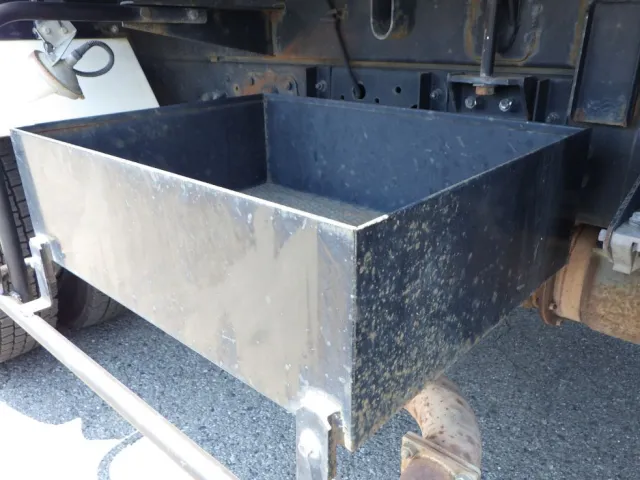 物入れにキズ・サビがあります。|日野 レンジャー TKG-FC9JEAA(2WD)の写真34