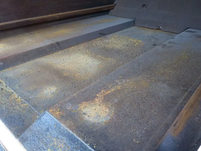 床鉄板にキズ・サビ・ヘコミがあります。|日野 レンジャー TKG-FC9JEAA(2WD)の写真35