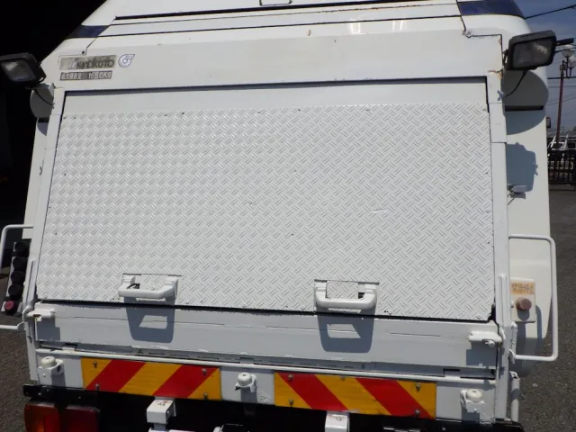 リアハッチは縞板が貼ってあります。|日野 レンジャー TKG-FC9JEAA(2WD)の写真36