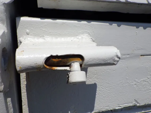 助手席側ロック部に曲がりがあります。|日野 レンジャー TKG-FC9JEAA(2WD)の写真38