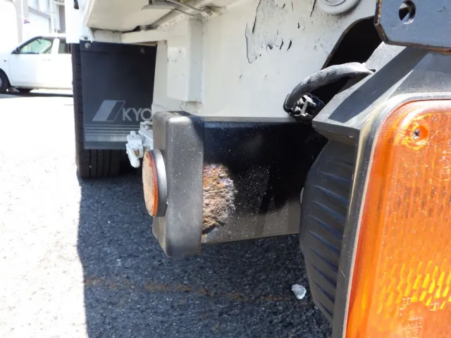 リヤバンパーの助手席側にサビがあります。|日野 レンジャー TKG-FC9JEAA(2WD)の写真39