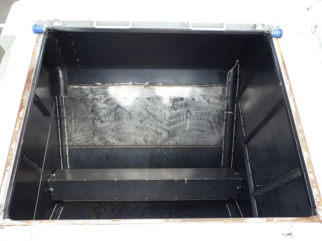 前方から1番目のタンク内部の状態です。|三菱 スーパーグレート 2PG-FV80HZの写真9