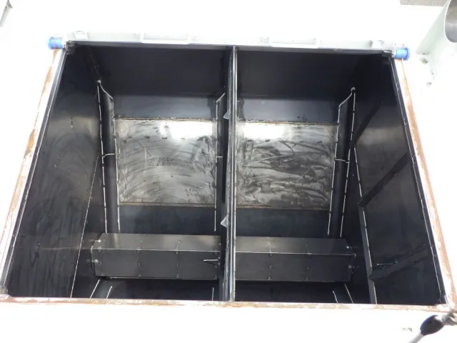 前方から2番目のタンク内部の状態です。|三菱 スーパーグレート 2PG-FV80HZの写真10