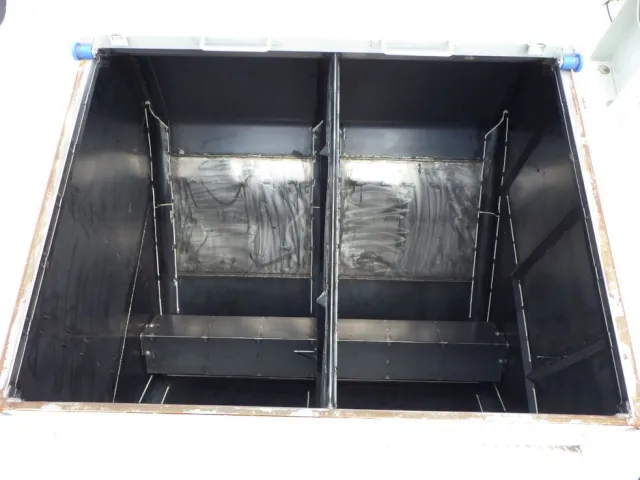 前方から3番目のタンク内部の状態です。|三菱 スーパーグレート 2PG-FV80HZの写真11