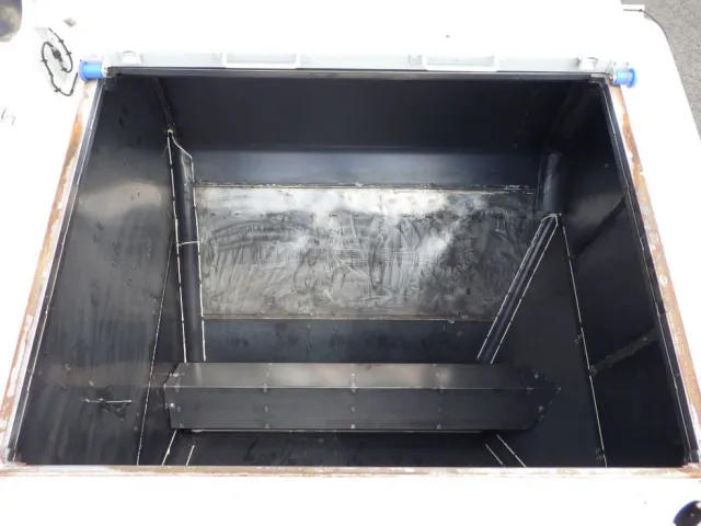 前方から4番目のタンク内部の状態です。|三菱 スーパーグレート 2PG-FV80HZの写真12