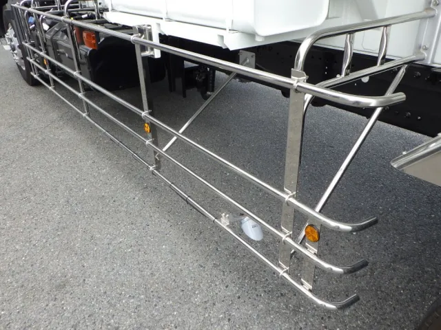 サイドバンパーはステンレス製です。|三菱 スーパーグレート 2PG-FV80HZの写真17