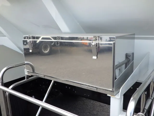 工具箱はステンレス製です。|三菱 スーパーグレート 2PG-FV80HZの写真20