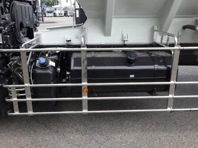 燃料タンクは300Lです。|三菱 スーパーグレート 2PG-FV80HZの写真24