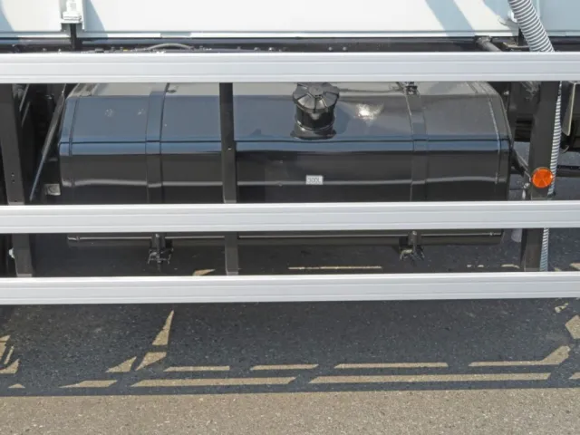 燃料タンクは300Lです。|三菱 スーパーグレート 2PG-FU84GZの写真26