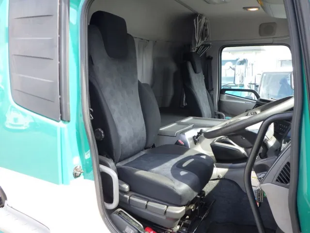 乗車定員は2名です。|UDトラックス クオン 2PG-GK5AADの写真38