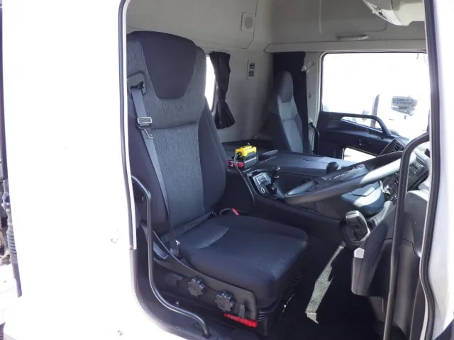 乗車定員は2名です。|三菱 スーパーグレート 2KG-FV70HYの写真6