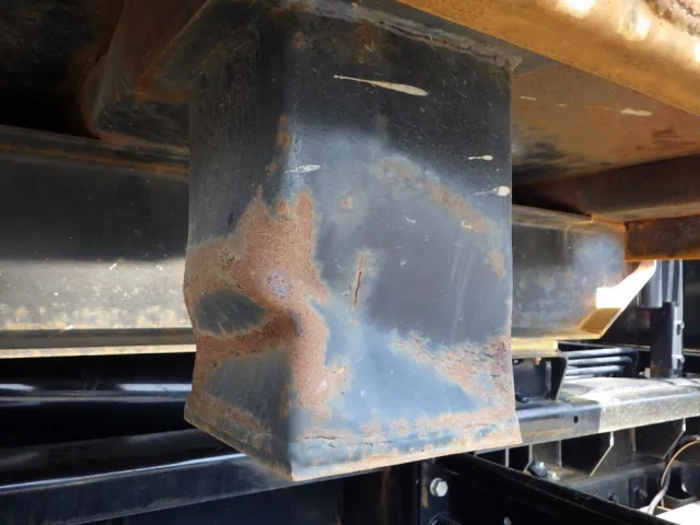 運転席側コンテナ台座にツブレがあります。|三菱 スーパーグレート 2KG-FV70HYの写真27