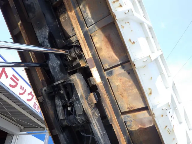 コンテナ裏側にサビがあります。|三菱 スーパーグレート 2KG-FV70HYの写真30