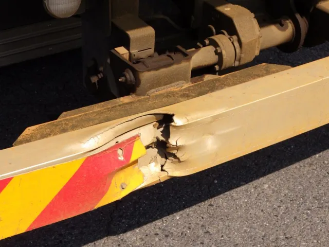 リヤバンパーにキズ・割れがあります。|三菱 スーパーグレート 2KG-FV70HYの写真33