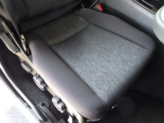 運転席座にヘタリがあります。|三菱 スーパーグレート 2KG-FV70HYの写真34