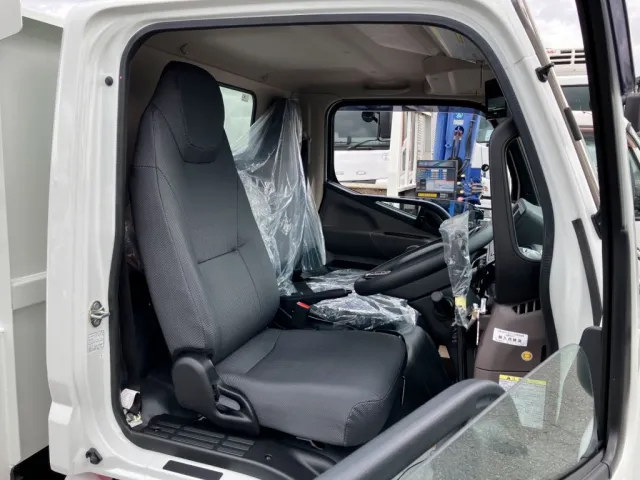 乗車定員は3名です。|三菱 キャンター 2RG-FBA60(2WD)の写真5