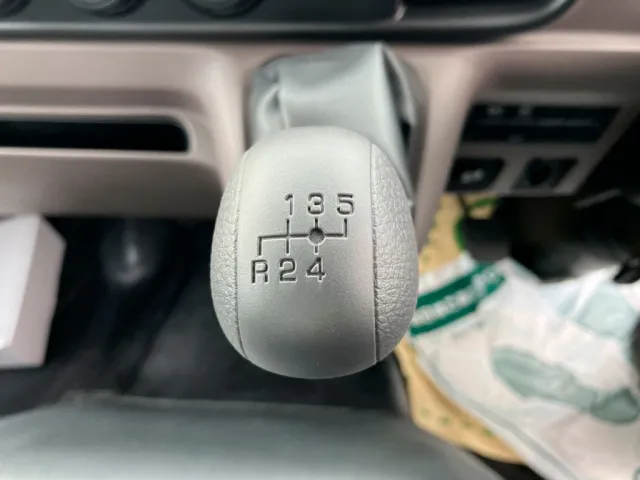 5速マニュアルです。|三菱 キャンター 2RG-FBA60(2WD)の写真18