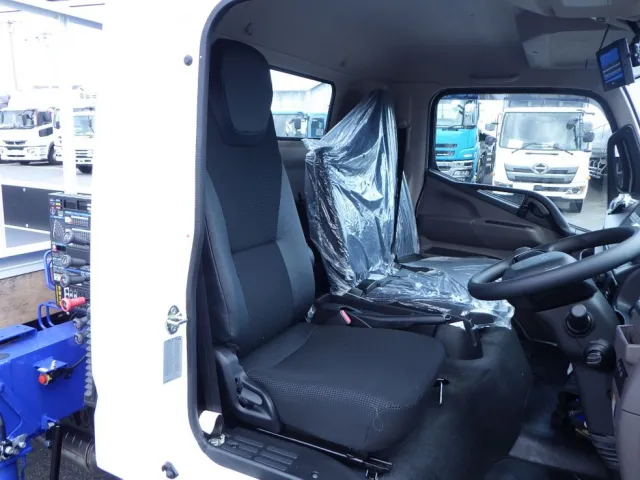 乗車定員は3名です。|三菱 キャンター 2PG-FEB80の写真6