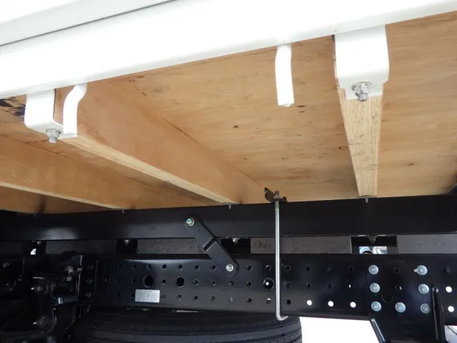 シャーシとネタの状態です。(縦ネタは鉄・横ネタは木製です)|三菱 キャンター 2PG-FEB80の写真7