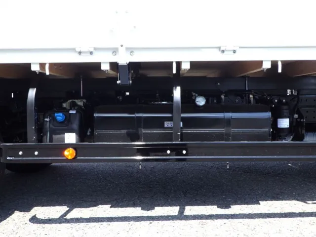 燃料タンクは100Lです。|三菱 キャンター 2PG-FEB80の写真21