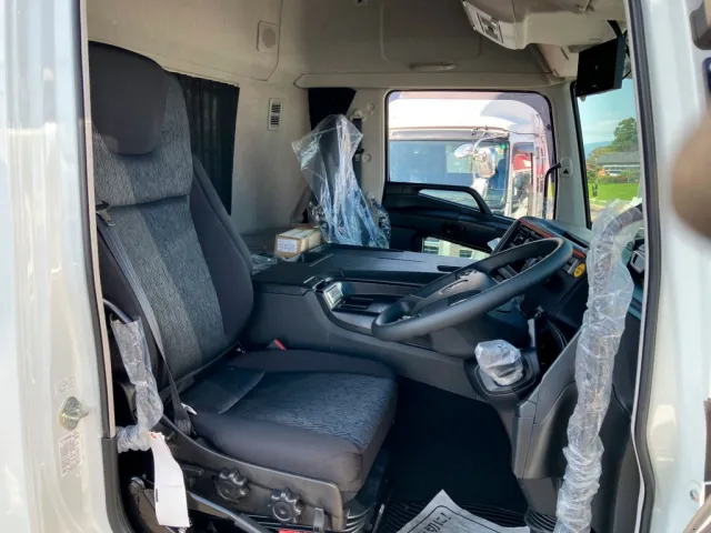 乗車定員は2名です。|三菱 スーパーグレート 2PG-FV80VZの写真5