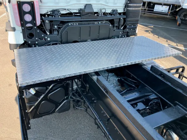 踊り場はアルミ縞板です。|三菱 スーパーグレート 2PG-FV80VZの写真17