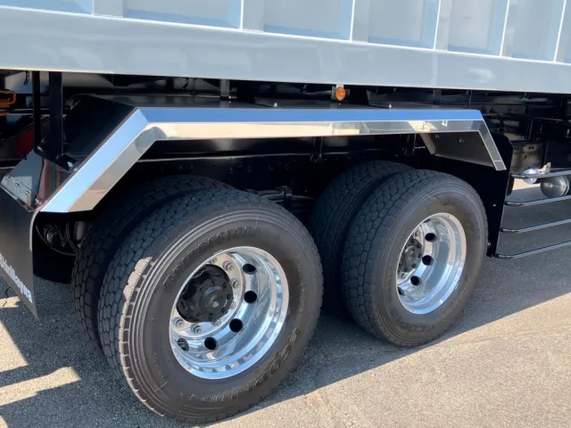 リヤフェンダーはステンレス製です。アルミホイールです|三菱 スーパーグレート 2PG-FV80VZの写真19