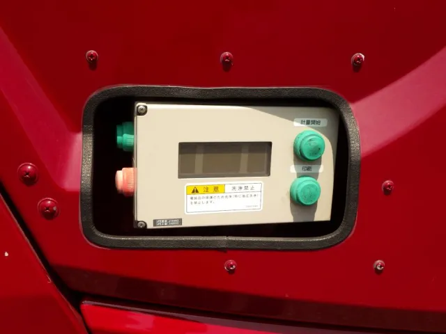 助手席側ボディー後方に計量器が付いています。|日野 レンジャー TKG-GC7JGAAの写真15