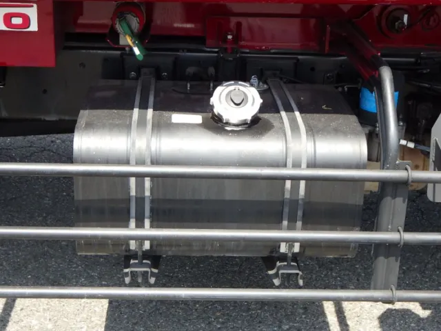 燃料タンクは１００Lです。|日野 レンジャー TKG-GC7JGAAの写真17