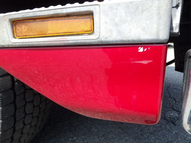 助手席側ステップカバーにスレがあります。|日野 レンジャー TKG-GC7JGAAの写真25