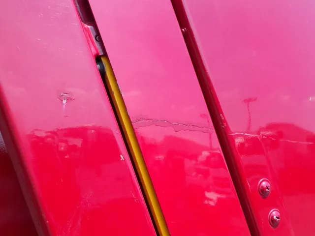 左右のホッパーカバーにスレ・塗装跡があります。|日野 レンジャー TKG-GC7JGAAの写真28