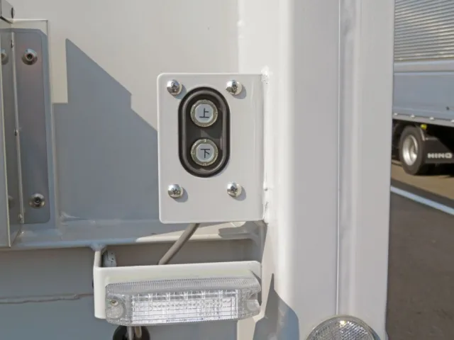 ウイング開閉スイッチが前方にも付いています。|トレクス  PFN24103改の写真17