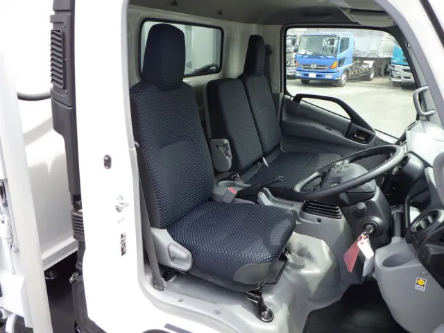 乗車定員は３名です。|日野 デュトロ 2KG-XZU722M(2WD)の写真6