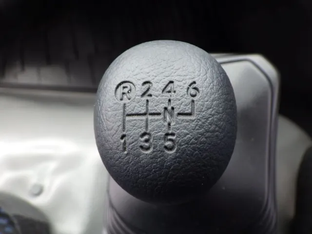 MT６速です。|日野 デュトロ 2KG-XZU722M(2WD)の写真24