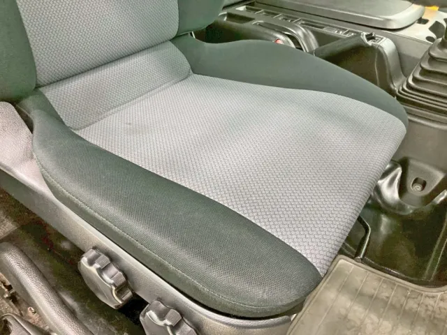 運転席座面にヘタリがあります。|日野 レンジャー LDG-GK8JLAAの写真8